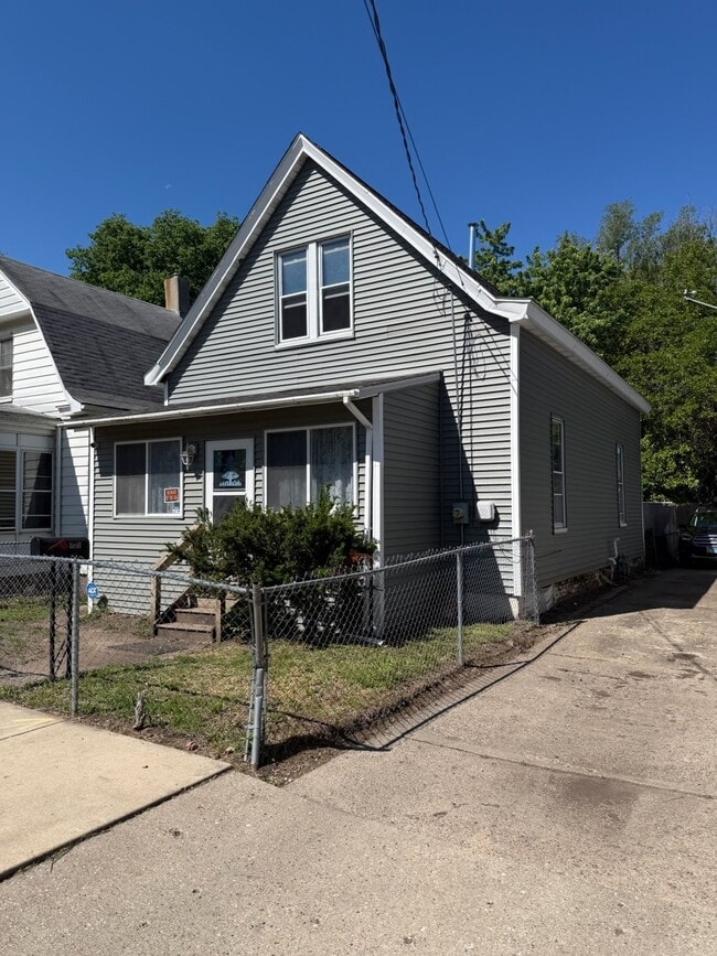Building Photo - 721 S Matthew St