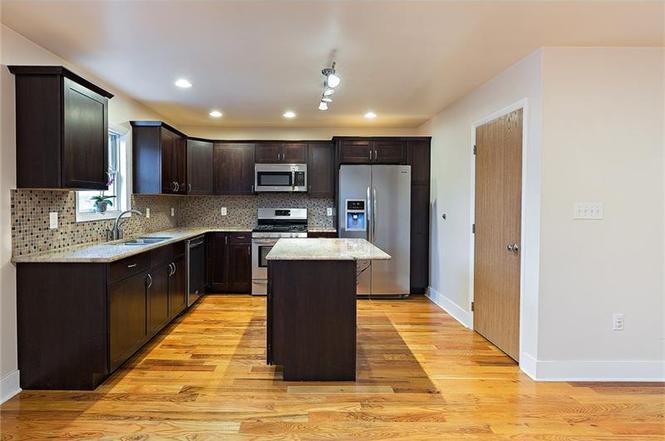 Spacious and modern kitchen - 4216 Lydia St