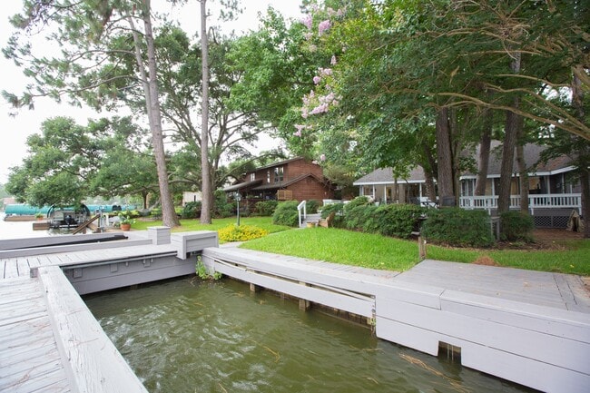 Foto del edificio - 3007 Willowbend Rd