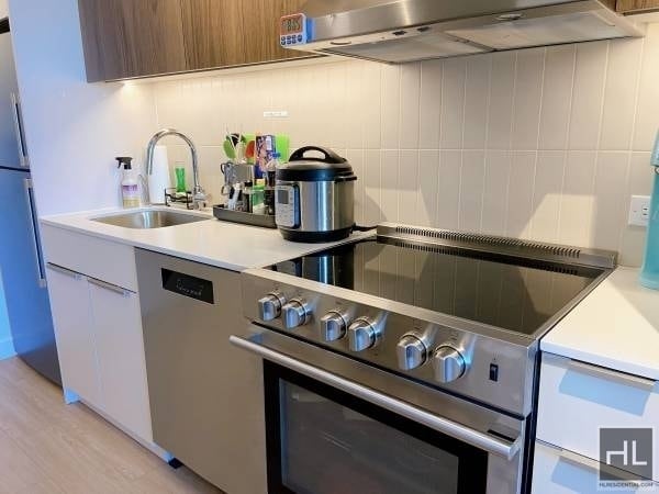 Building Photo - NO FEE + Three Month Free !!!! 1 Bedroom i...