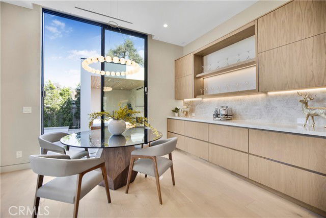 Foto del edificio - 5170 Amestoy Ave