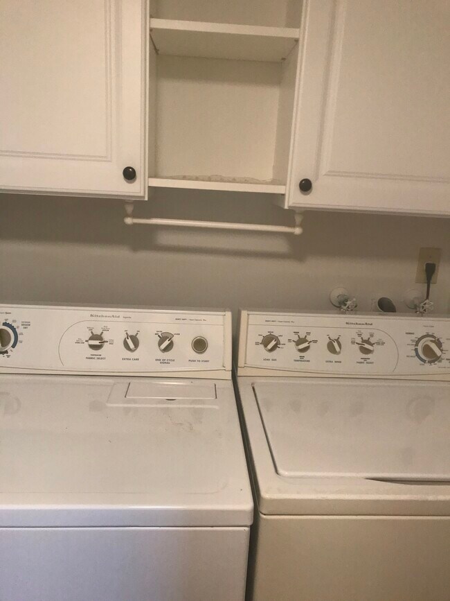 Lavadora y secadora dentro de la unidad. - 225 Deer Creek Blvd