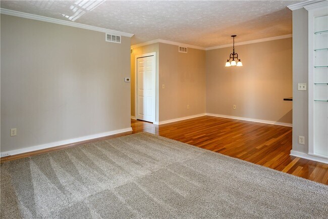 Foto del edificio - 808 Eastbrooke Ln