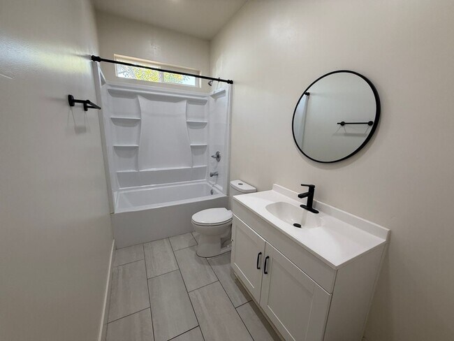 Foto del edificio - Beautiful Like-New 3 Bedroom 1 Bathroom AD...