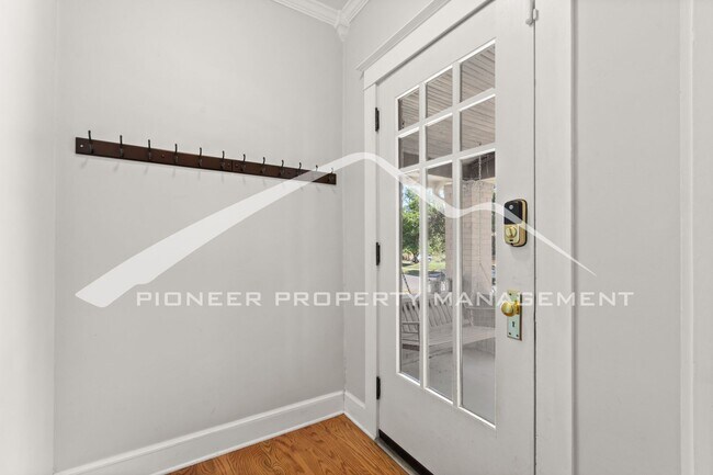 Building Photo - Beautiful Bungalow in Desirable Neighborhood!