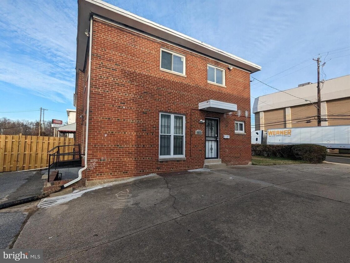 Primary Photo - 3018 St Clair Dr