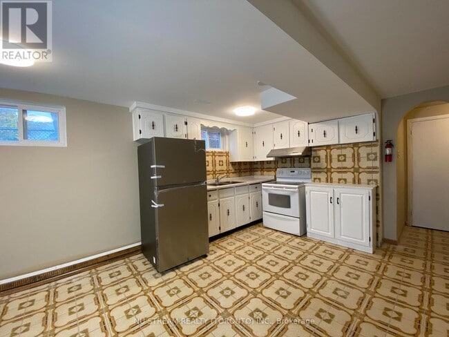 Building Photo - 30 Hickorynut Dr