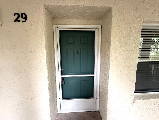 Foto del edificio - Beautifully Updated 2-Bedroom Condo in Prime Gulf Gate Location