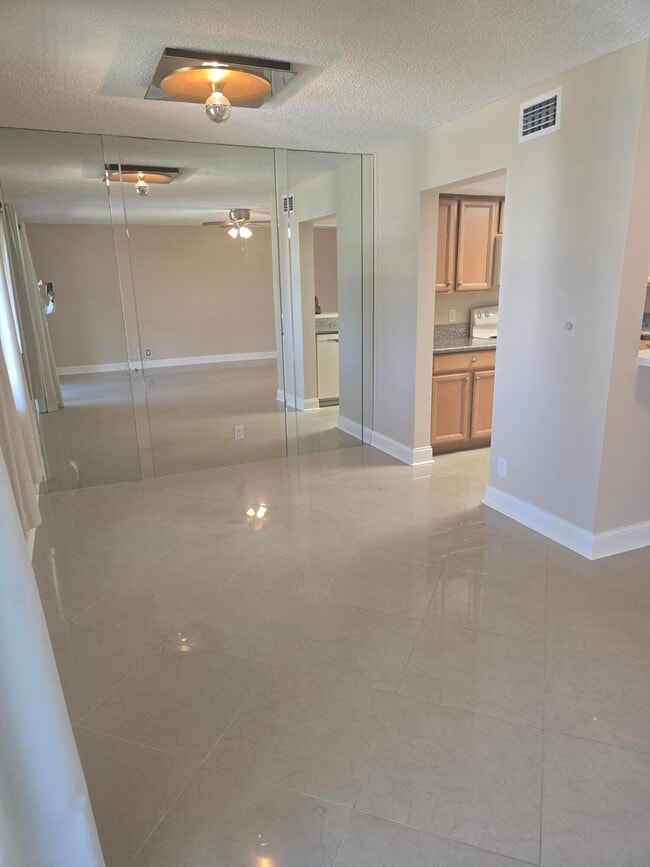 Foto del edificio - 3186 Via Poinciana