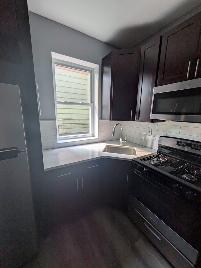 Building Photo - 149 Zabriskie St