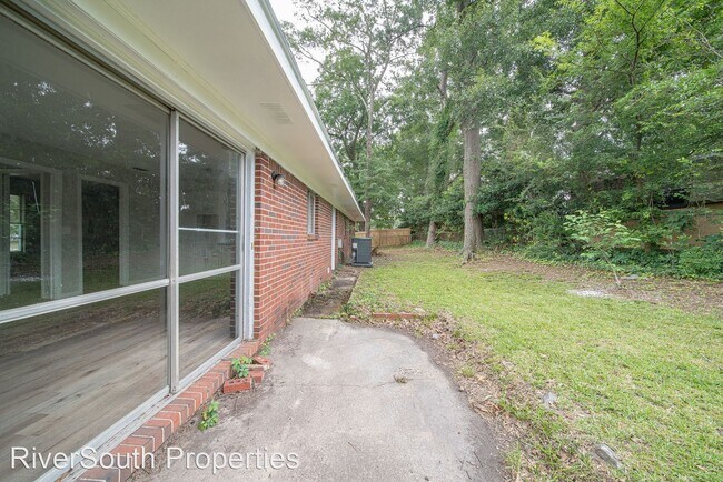 Building Photo - 3 br, 2 bath House - 3826 Ukraine Dr
