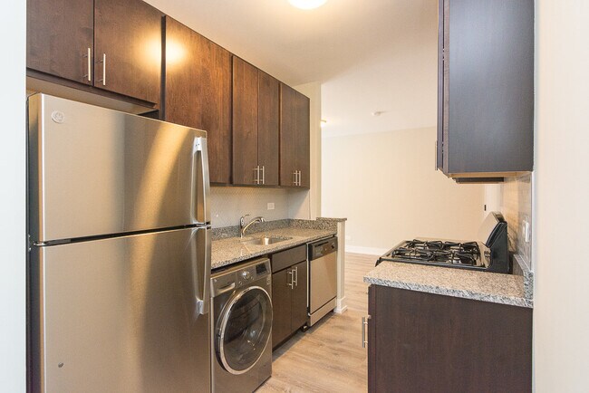 Building Photo - 711 W Brompton Ave