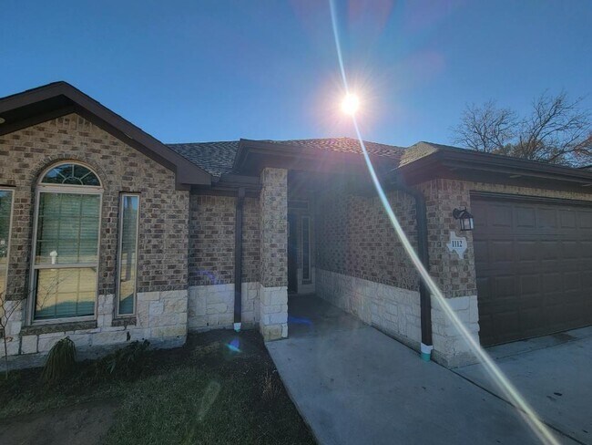 Building Photo - 1112 Avenue G