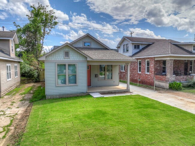 Building Photo - Newer construction home within walking dis...