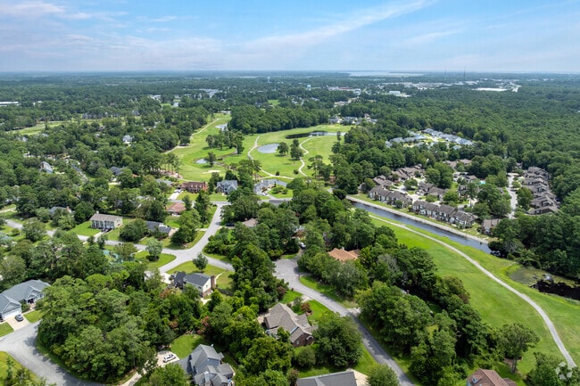 The Golf Side of Brandywine Bay features an 18-hole golf course.