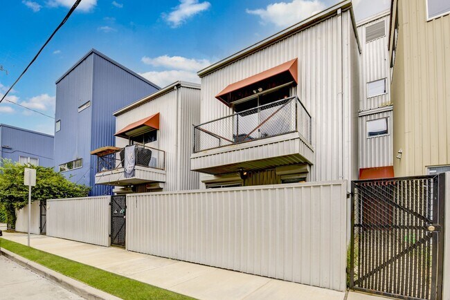 Foto del edificio - Modern Townhome In The Heart Of Midtown!