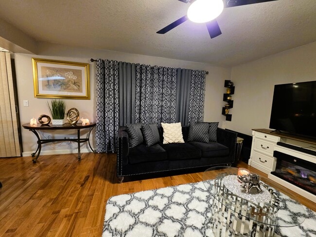 Sala de estar - 12504 SE Stark St