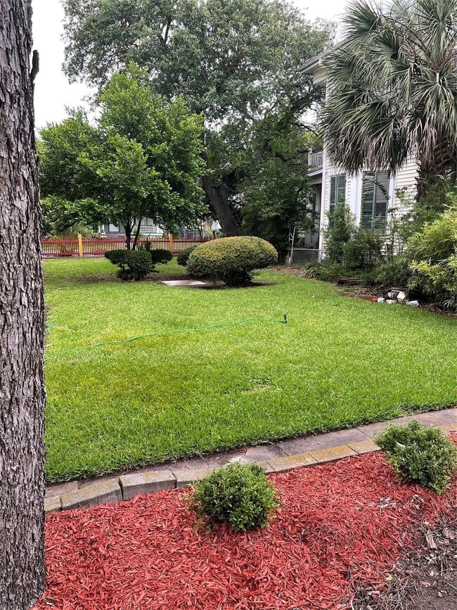 Building Photo - 2927 Bernardo De Galvez Ave