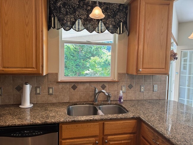 Foto del edificio - 3 Bed, 2 Bath PLUS Bonus Room SHORT TERM R...
