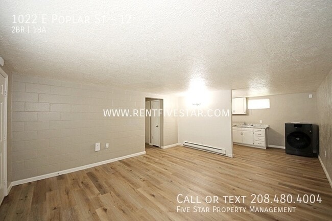 Foto del edificio - 1022 E Poplar St