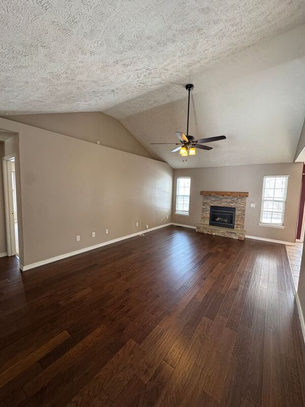 Building Photo - 126 N Cedarwood Ave