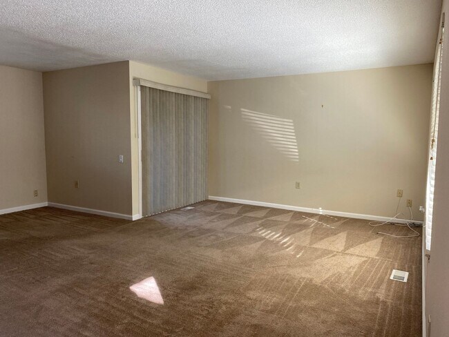 Foto del edificio - 55 and over located in Leisure Town! Updated home throughout! Beautiful backyard!