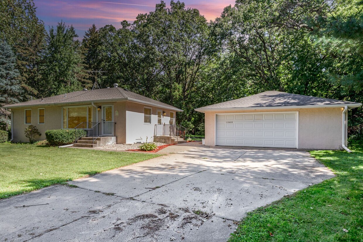 Primary Photo - $500 Move in Credit! 4 Bed | 2 bath House ...