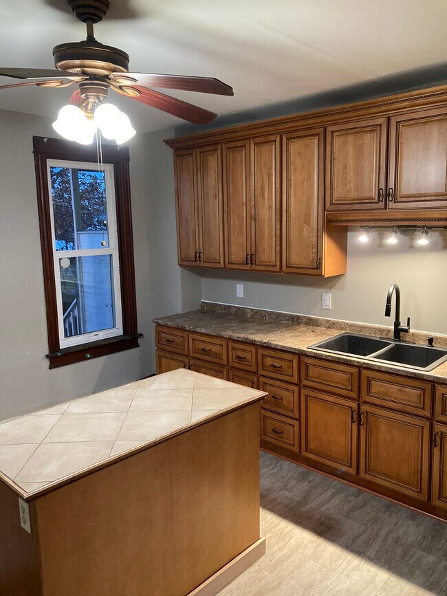 Foto del edificio - 93 E Main St