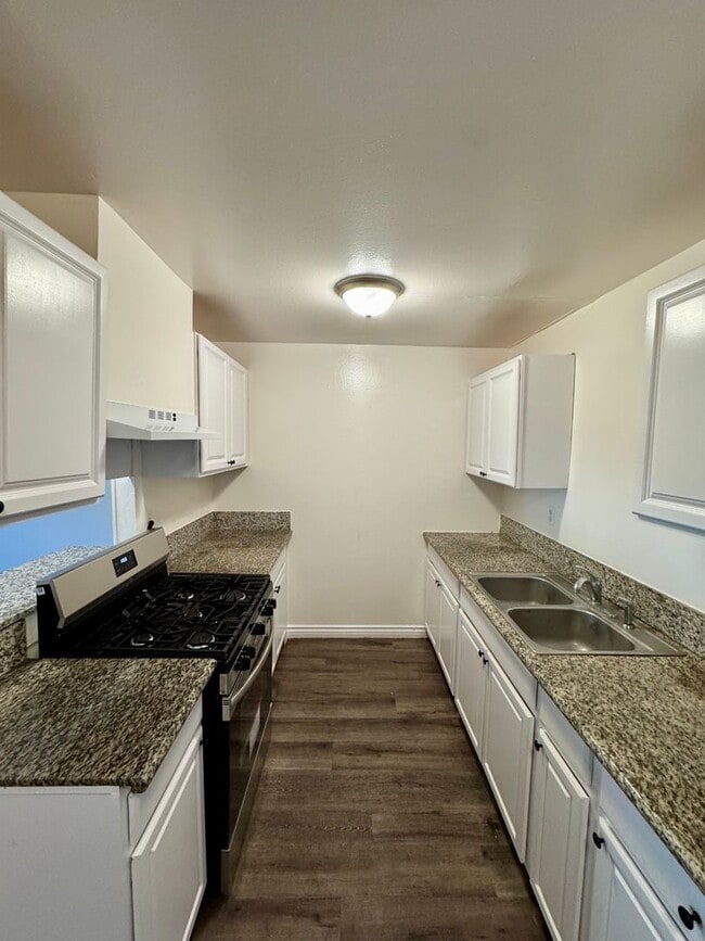 Building Photo - 17392 Queens Ln