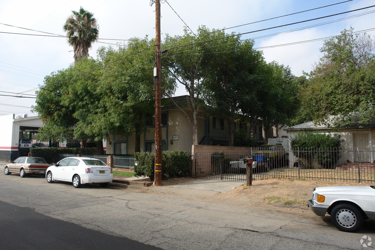 Foto del edificio - 10317-10319 Jordan Ave