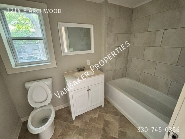 Foto del edificio - 1214 E Archwood Ave