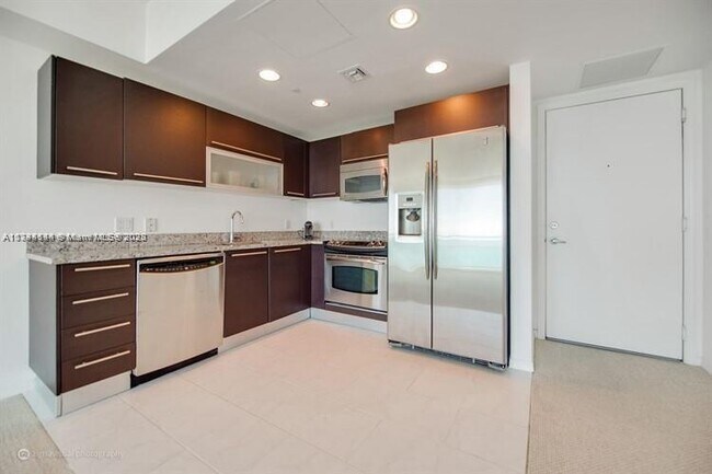 Building Photo - 951 Brickell Ave