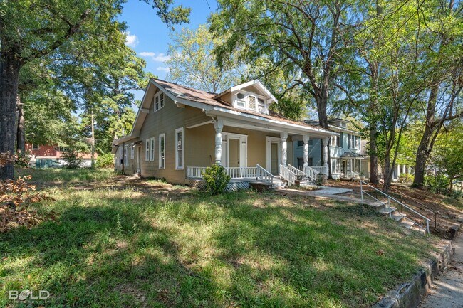 Building Photo - 2 bed 1 Bath Duplex