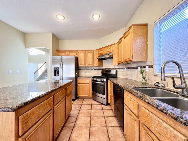 Foto del edificio - 4BD/2.5BA HOME ON CUL-DE-SAC W/ POOL/SPA