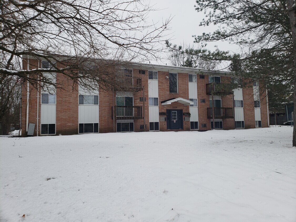Newly remodeled - 2009 W Holmes Rd