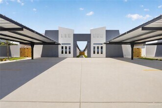 Building Photo - 15 S Woodland Dr