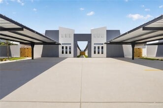 Building Photo - 15 S Woodland Dr