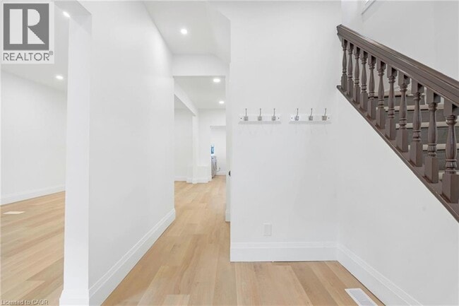 Photo du bâtiment - 15 Arthur Ave N