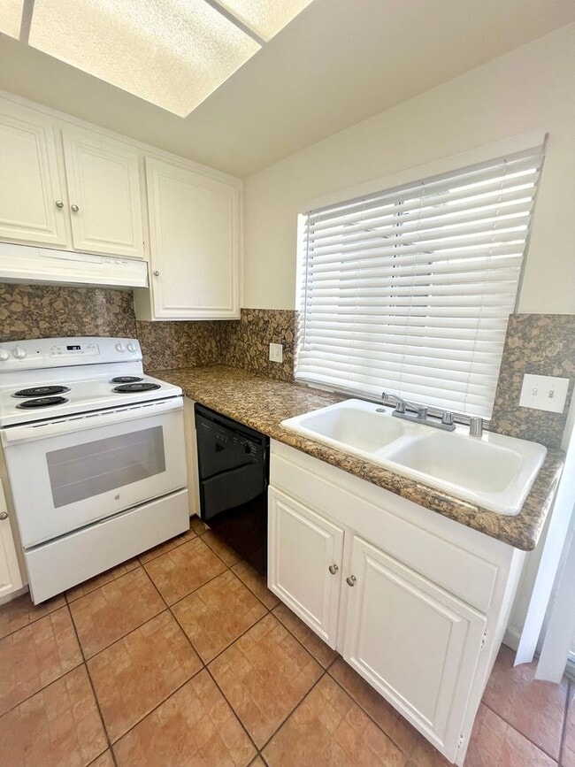 Building Photo - 1450 Melrose Ave