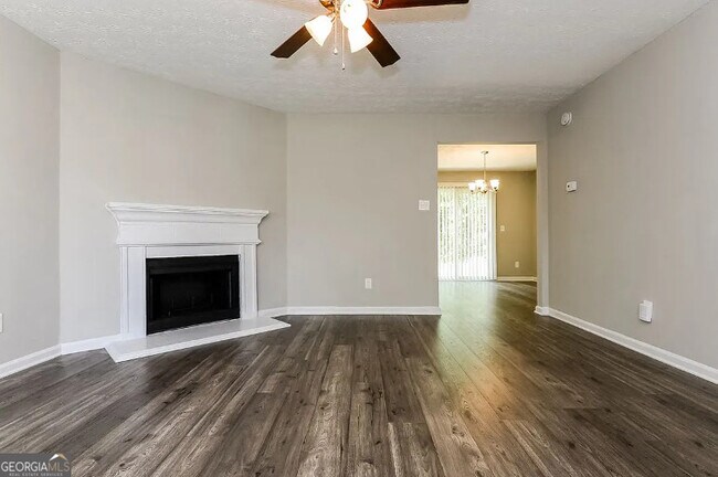 Foto del edificio - 4247 Chestnut Lake Ave