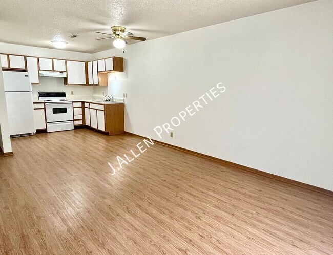 Building Photo - 904 Riverfront Rd