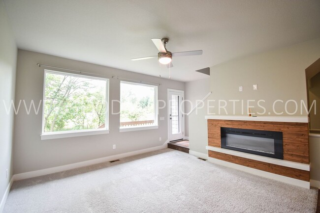 Foto del edificio - Beautiful 3 Bedroom 1.5 story 2 car attach...