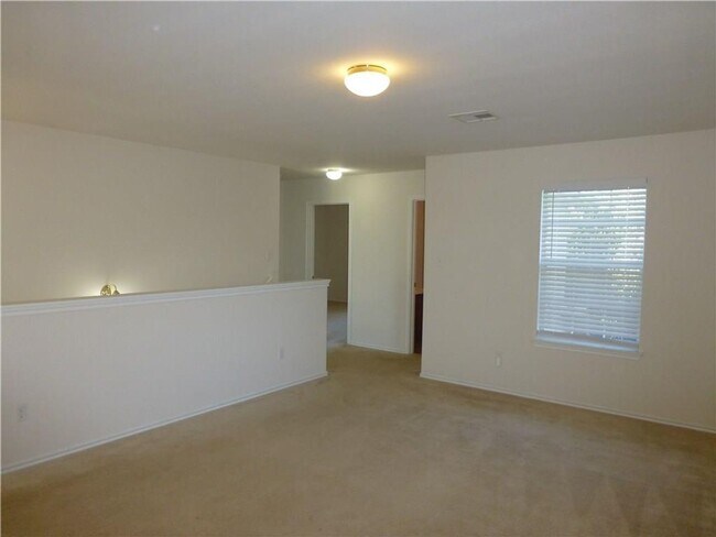 Foto del edificio - Generous Four Bedroom, Three Bath Home with Large Yard