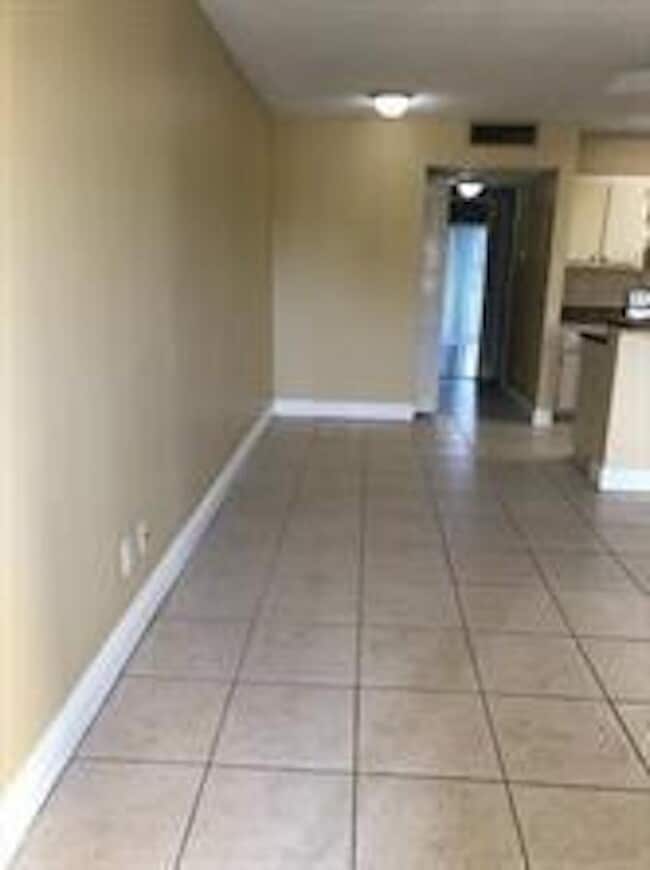 Building Photo - 1417 Meadows Cir W