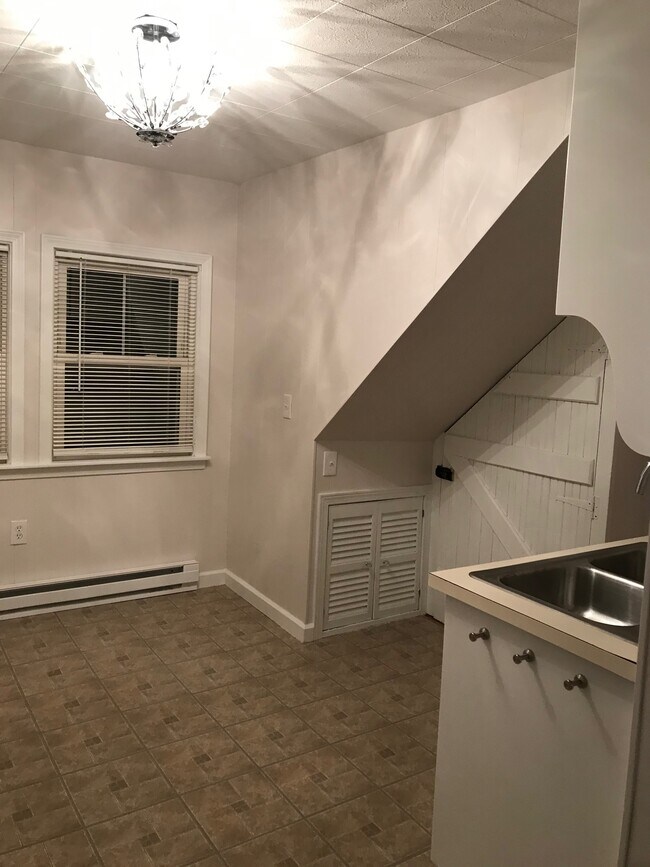 Building Photo - 37 Whitford Ave