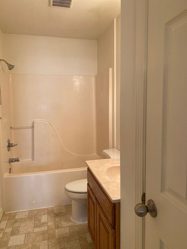 Building Photo - 2 Bedroom 2 bath Fox Pointe Condo/Apartmen...