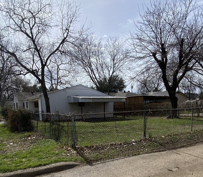 Foto del edificio - 3803 Poinsettia Dr