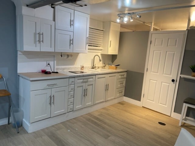 Kitchen - I burner for cooking - 12204 Gaynor Rd