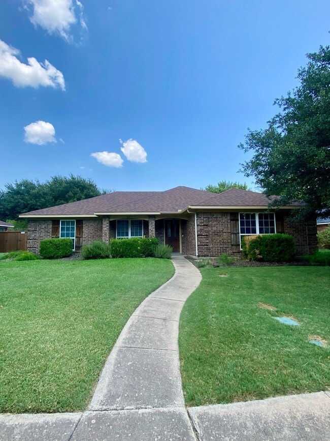 Building Photo - 2217 Brookside Dr