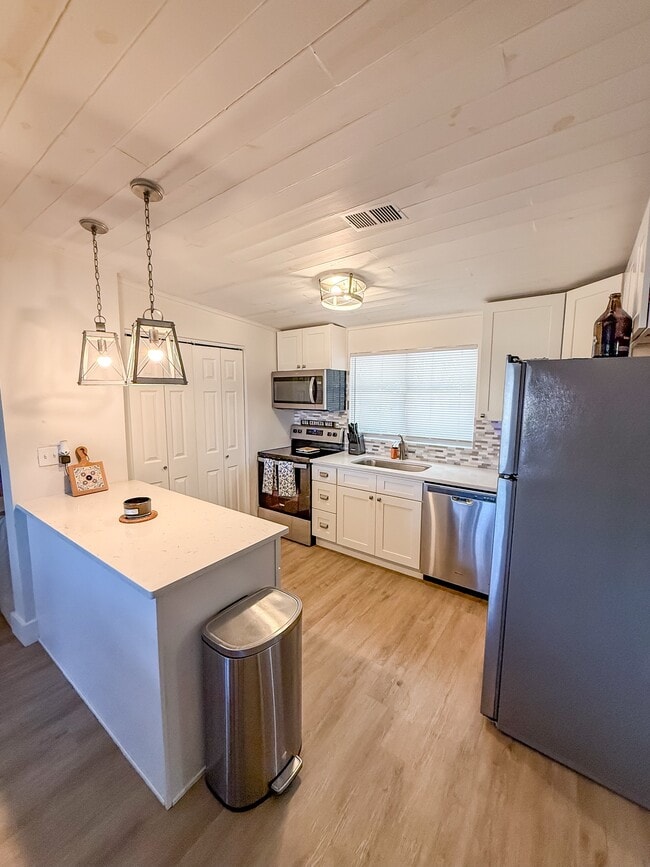 Building Photo - 76 Carson Dr NE